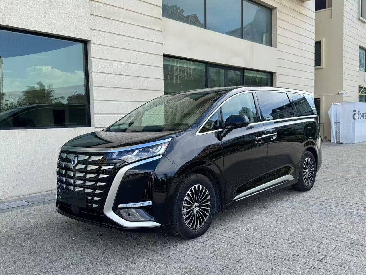 聖途假期自營商務車隊：騰勢 D9 豪華 MPV
